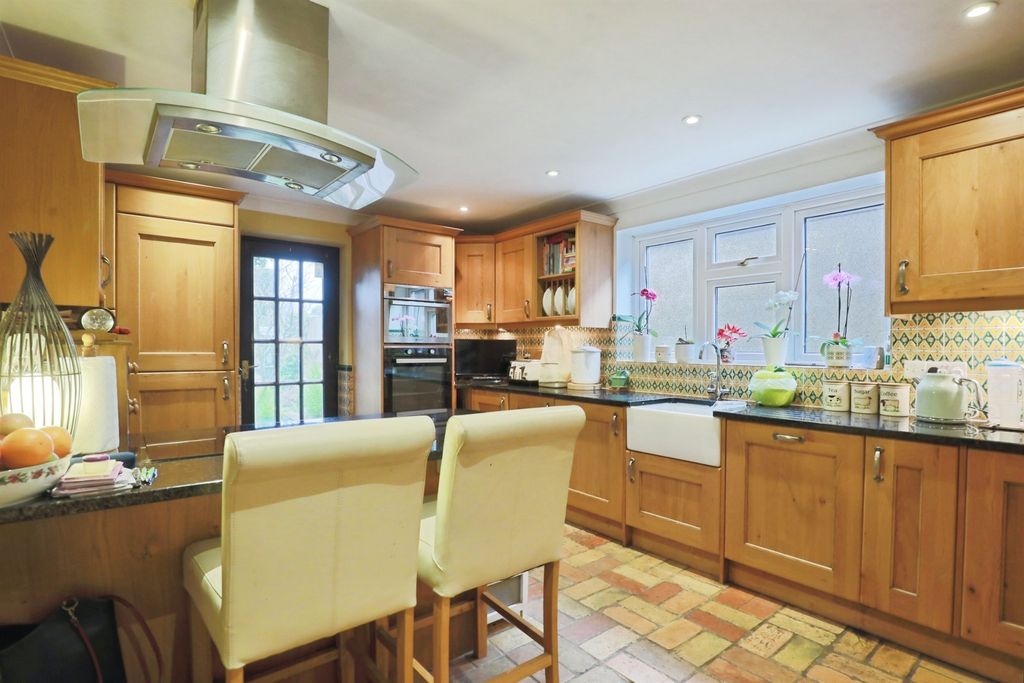 Property photo 2 of 25