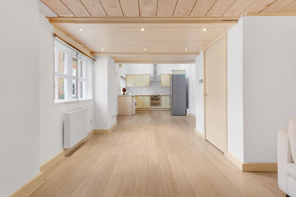 Property photo 2 of 10 Kitchen/Reception