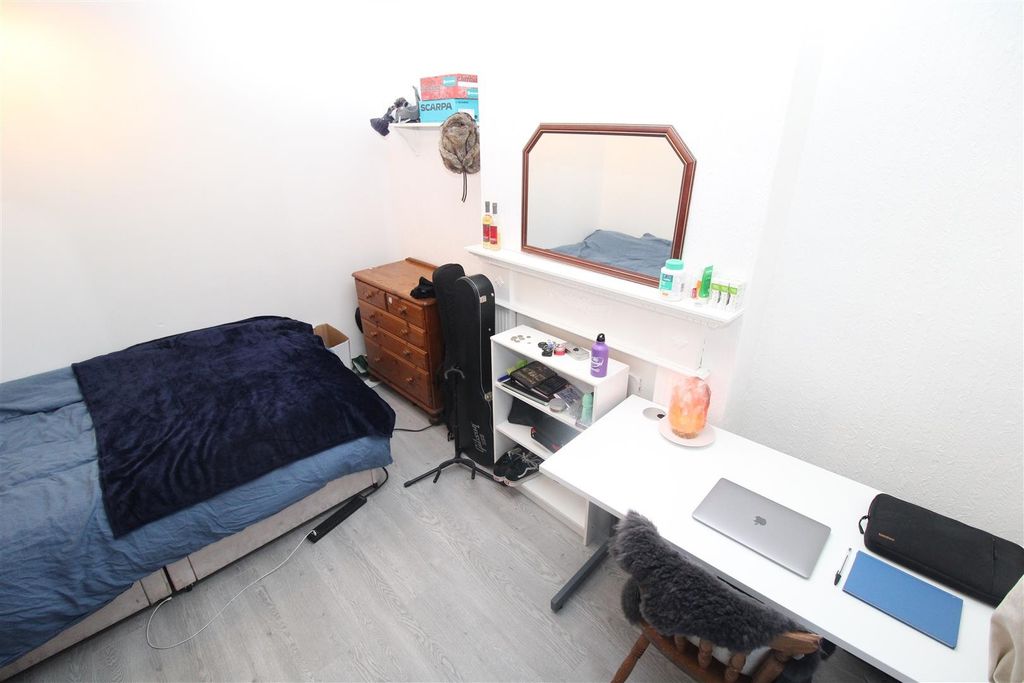 Property photo 3 of 6 Bright Bedroom With Large Desk And Storage Area...