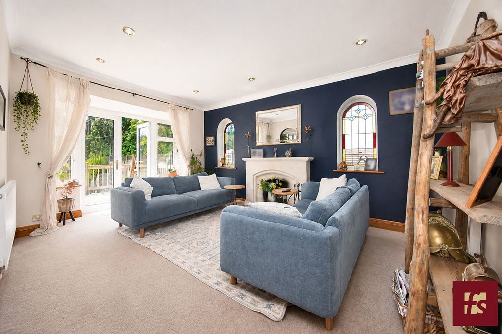 Property photo 2 of 32