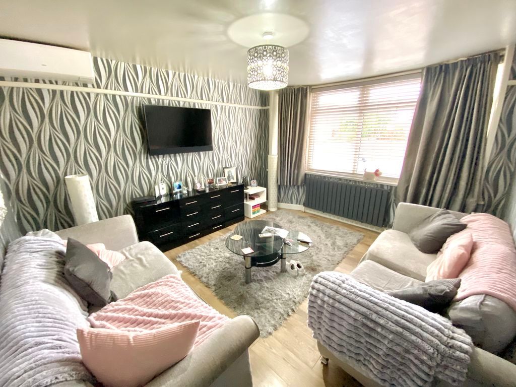 Property photo 2 of 16 Lounge