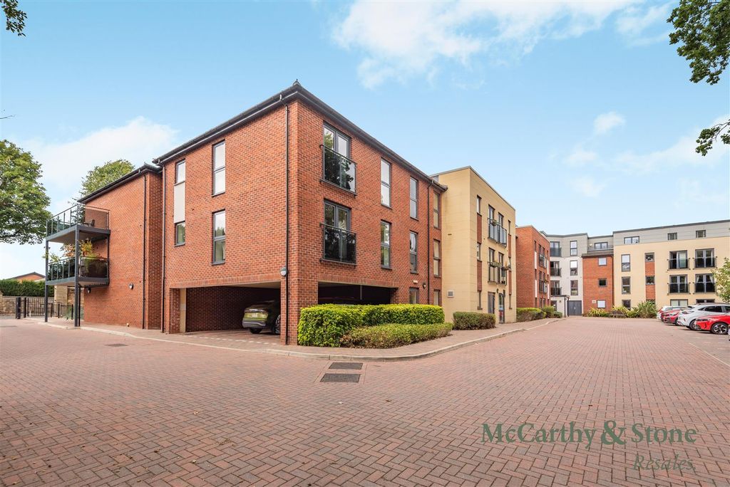 Property photo 2 of 20 8704170-Exterior03.Jpg