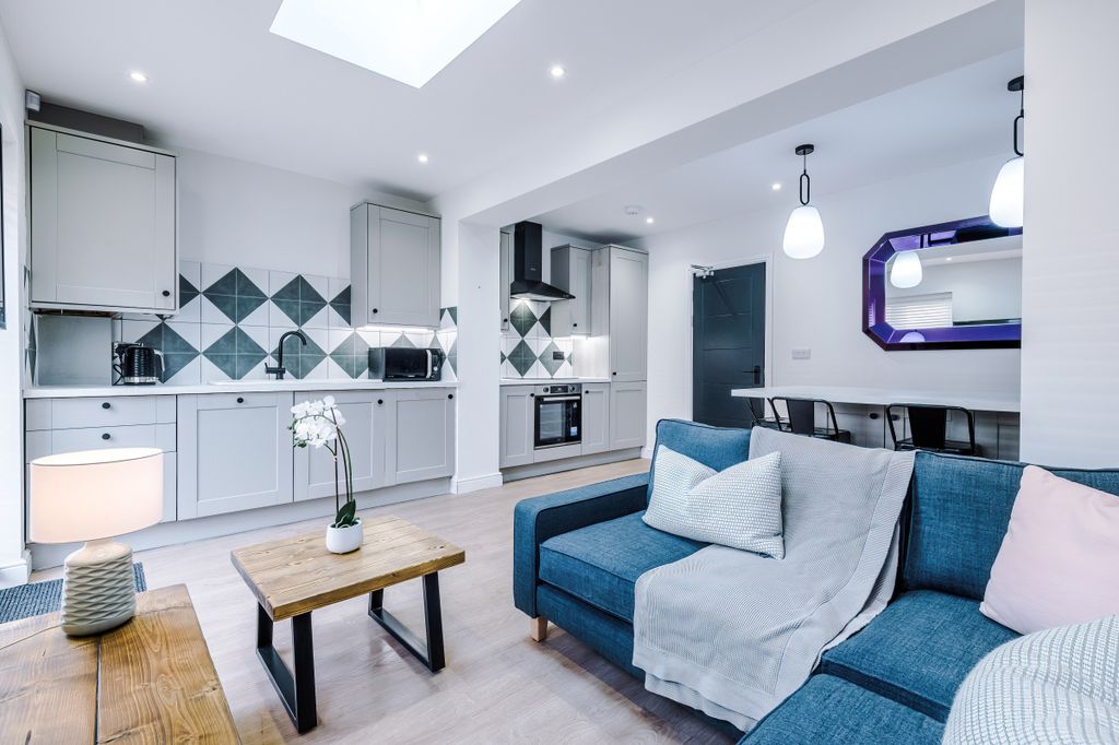 Property photo 1 of 28 4 Capricorn Way, Living Room