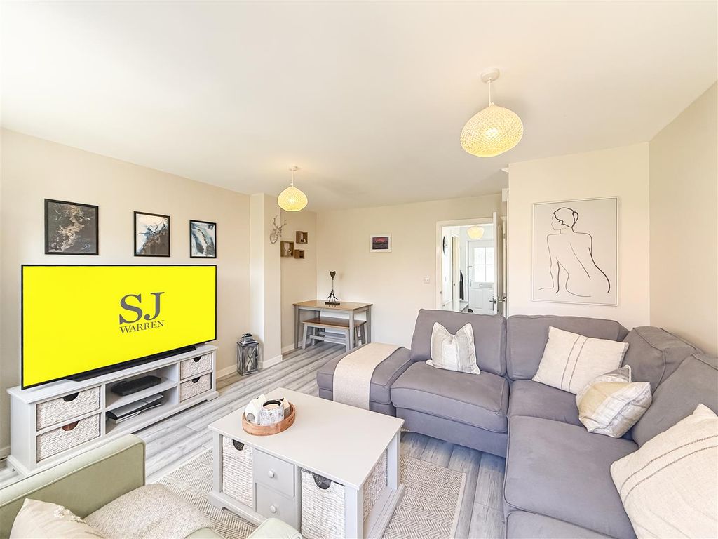 Property photo 3 of 17 Lounge