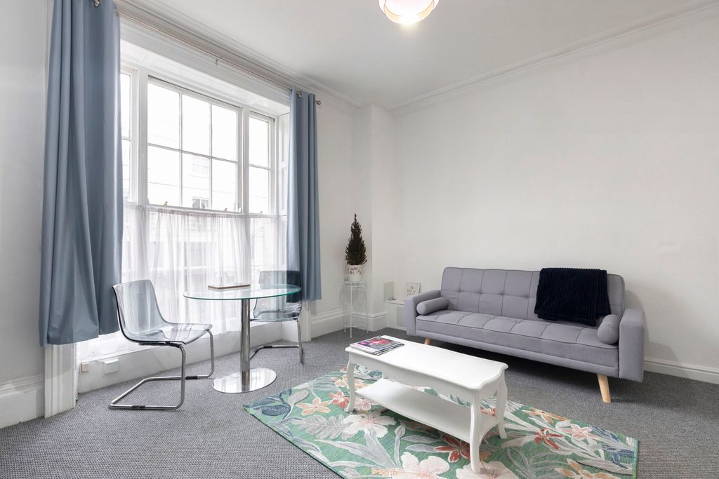 Property photo 3 of 8 Flat 2, Grosvenor Place South-03