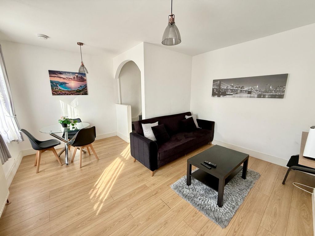 Property photo 1 of 12 Beautiful 3-Bedroom Flat Off Of Green Street