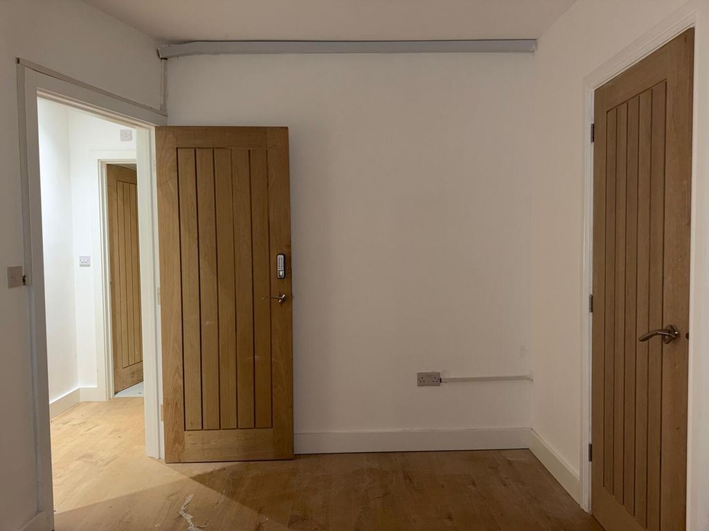 Property photo 3 of 14 Hallway