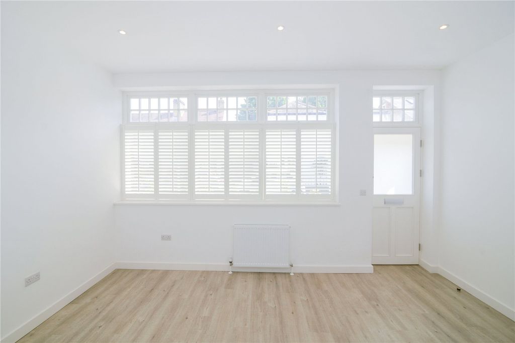 Property photo 3 of 8 Picture No. 17