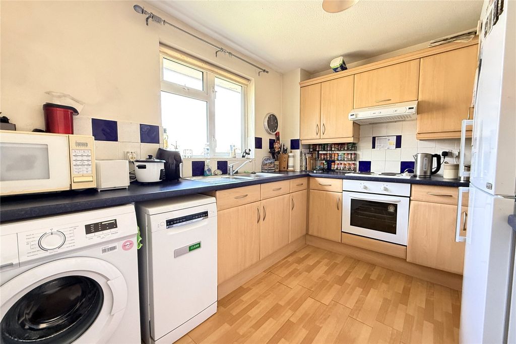 Property photo 3 of 11 Kitchen