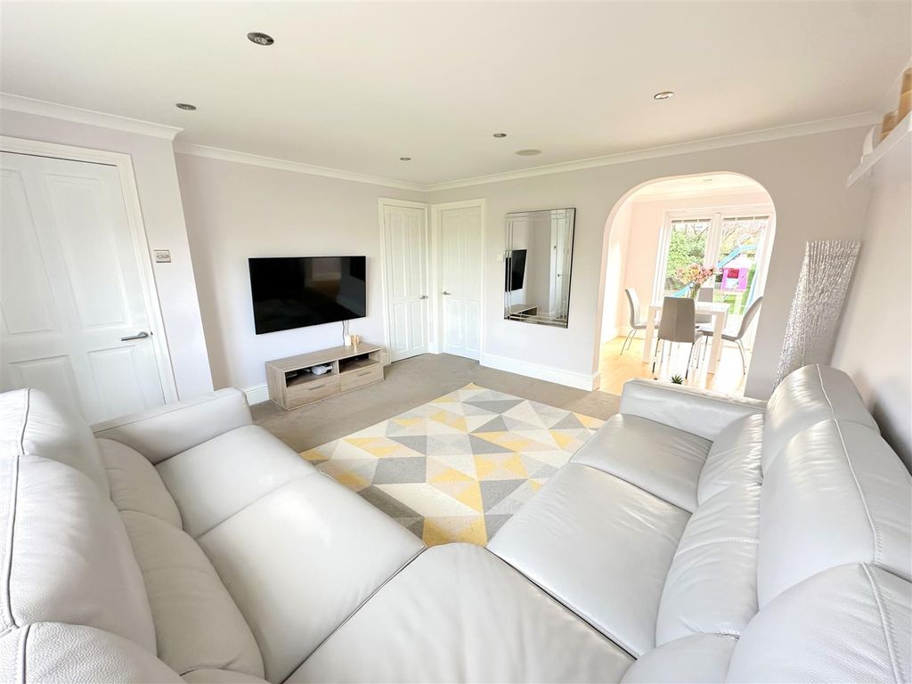 Property photo 3 of 39 Lounge