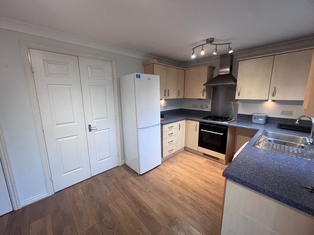 Property photo 3 of 7 Kitchen