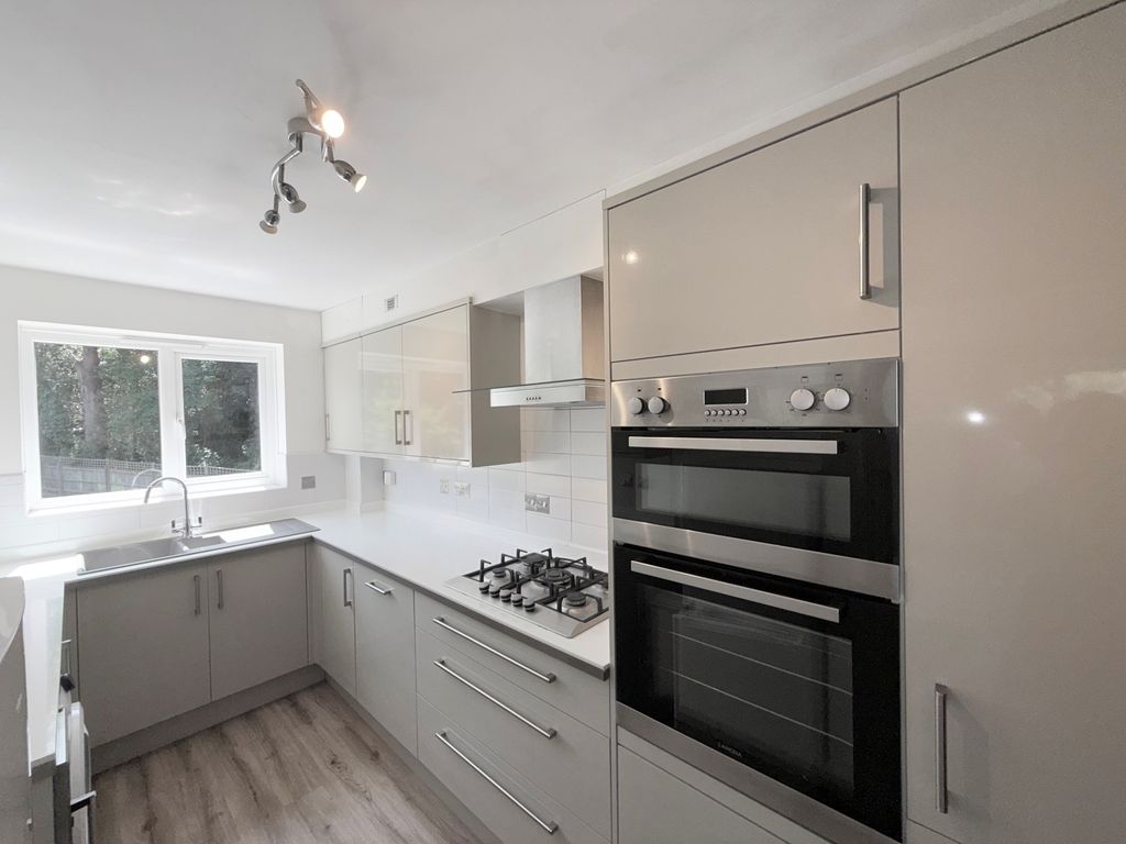 Property photo 2 of 10 Kitchen