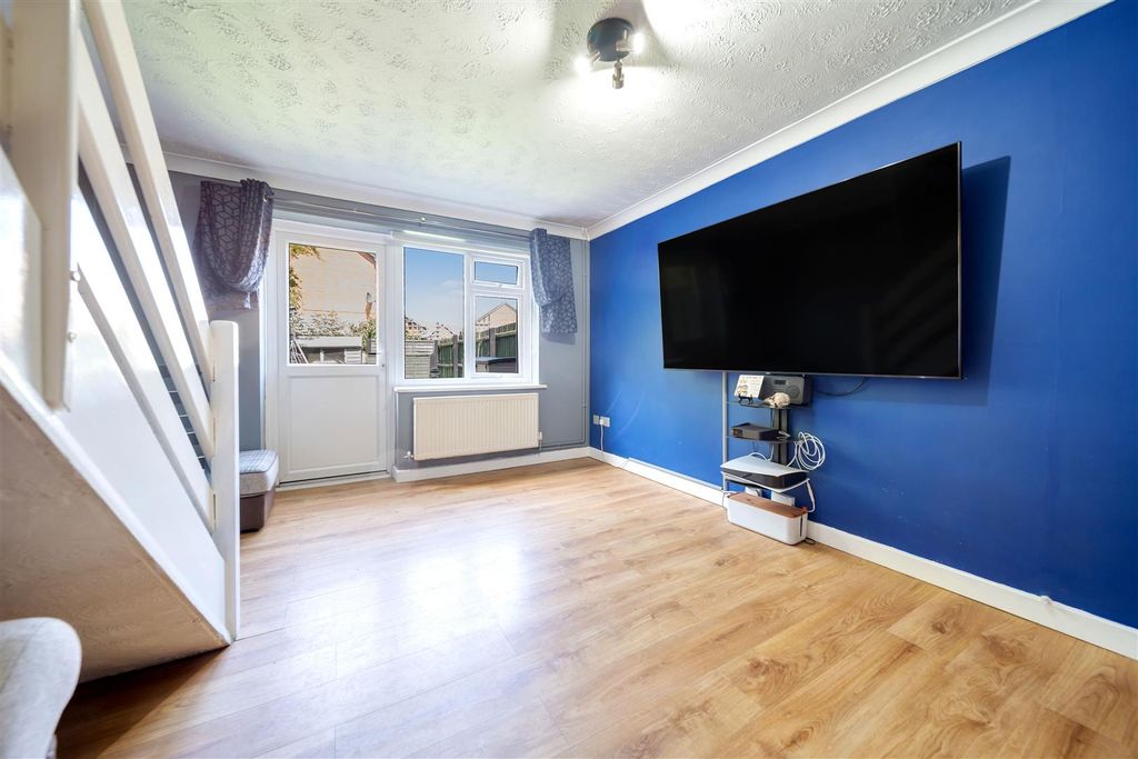 Property photo 2 of 9 38 Rendlesham Rd-19.Jpg