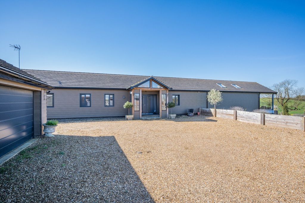 Property photo 2 of 40