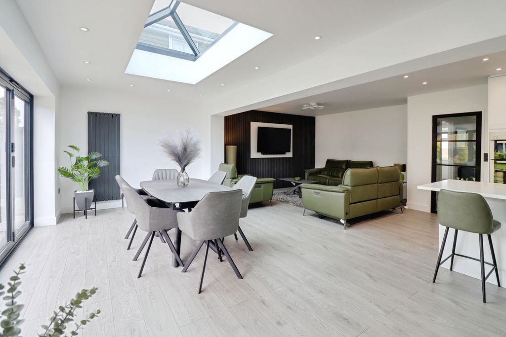 Property photo 2 of 20 Family Room 5