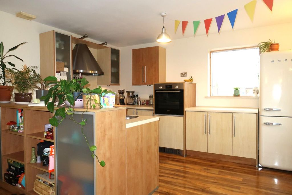 Property photo 2 of 10 Kitchen