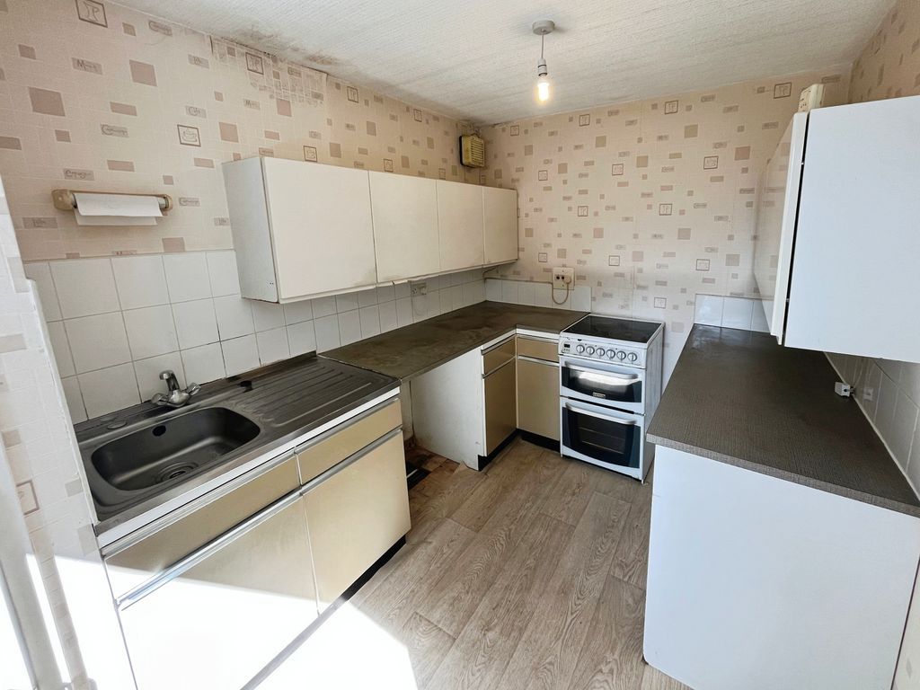 Property photo 3 of 12 Kitchen