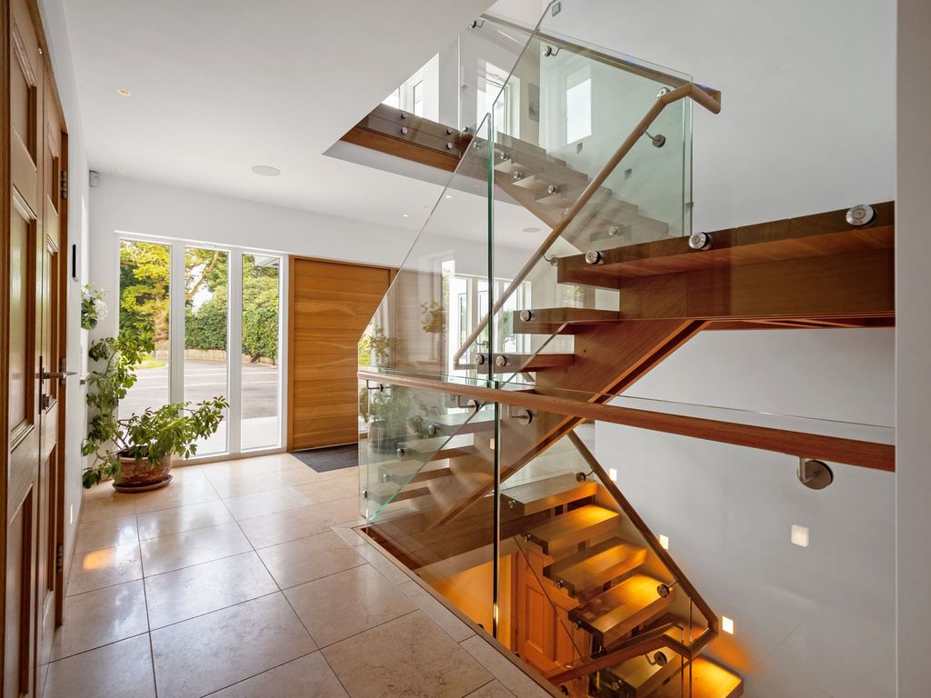 Property photo 3 of 47 Entrance Hall