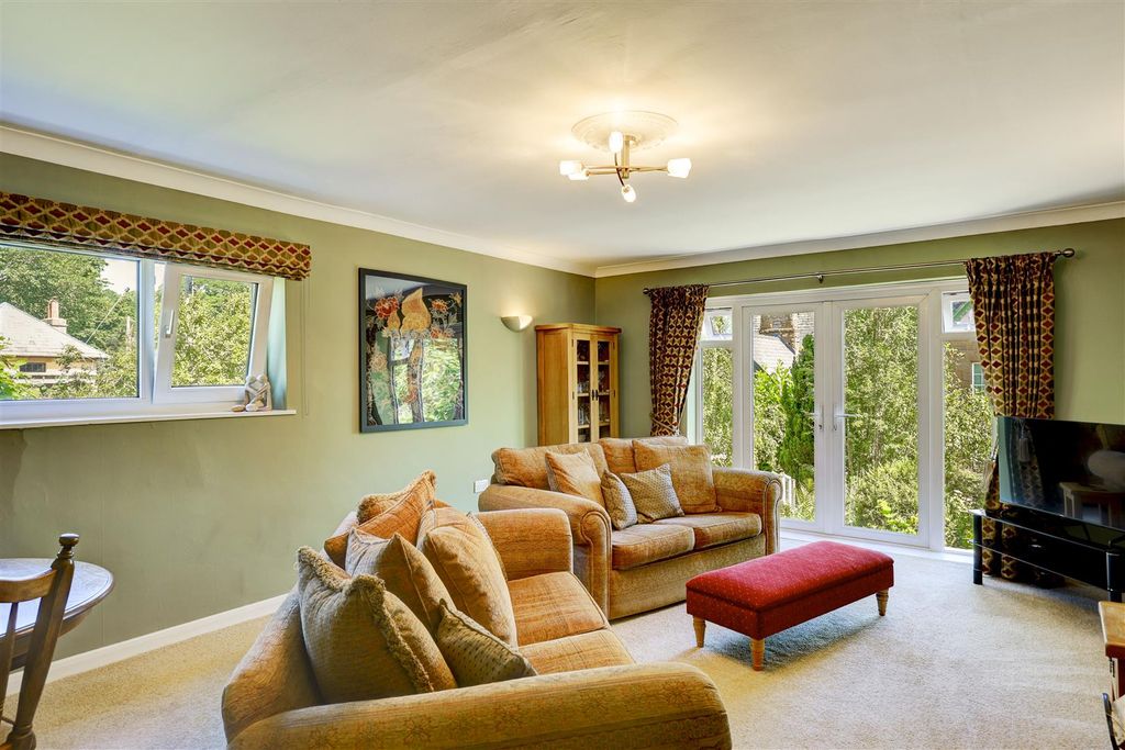Property photo 2 of 32 Lounge