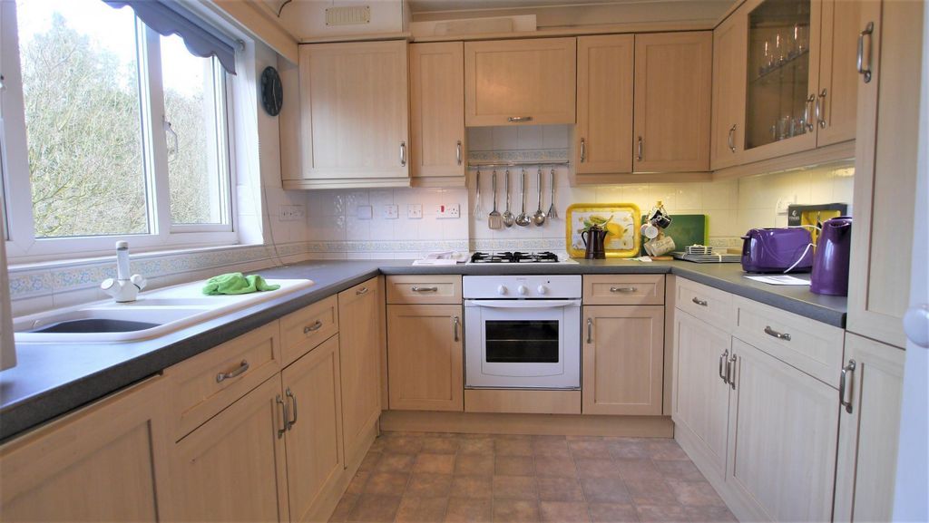 Property photo 3 of 8 Kitchen