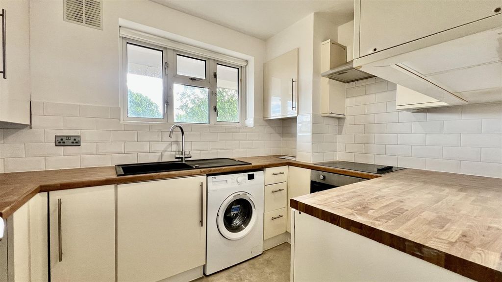 Property photo 1 of 9 Kitchen