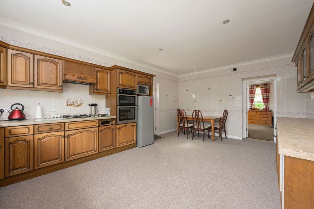 Property photo 2 of 32