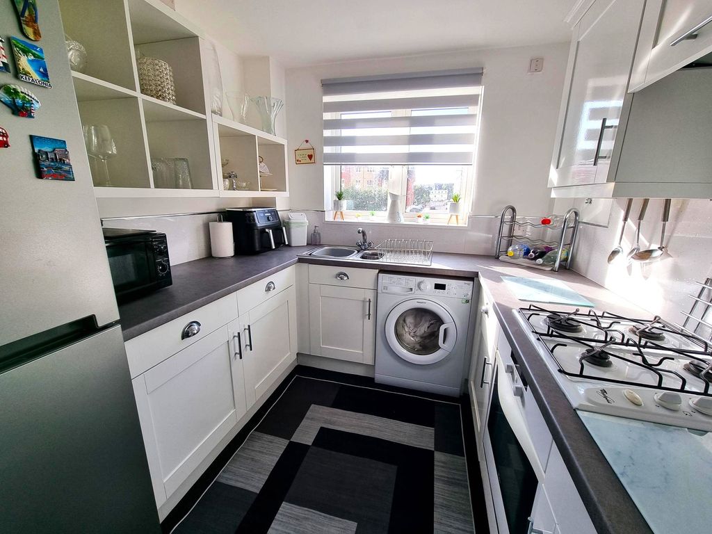 Property photo 2 of 10 Kitchen