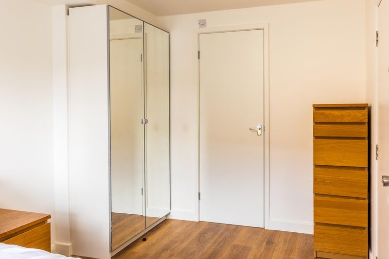Property photo 2 of 9 Ensuite - £910 Available Now