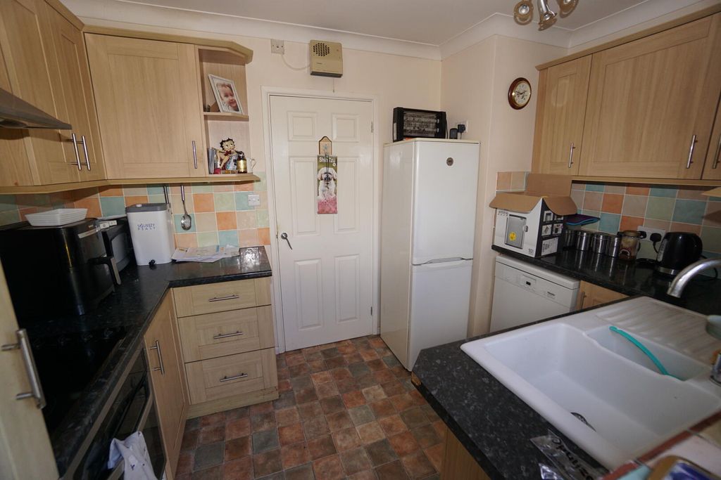Property photo 3 of 9 Kitchen