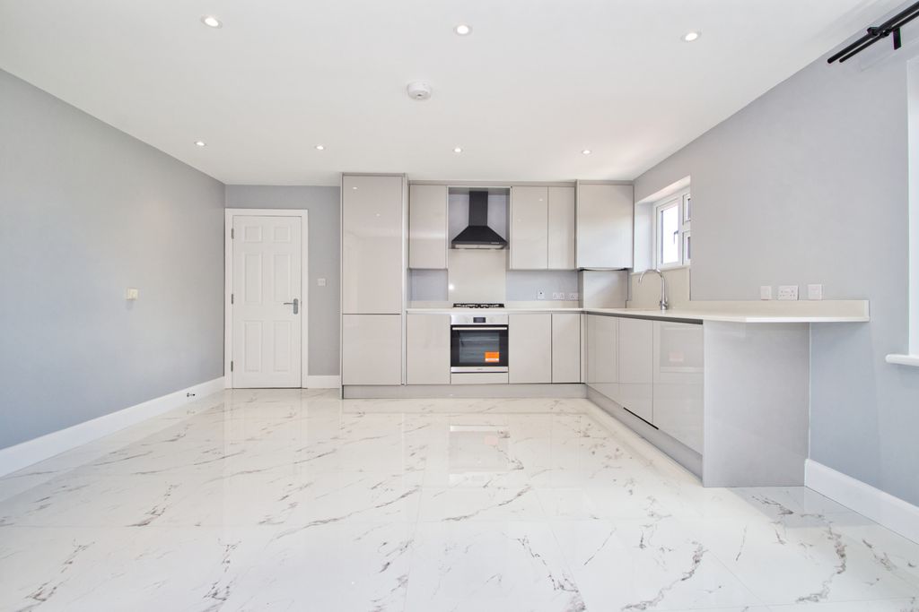 Property photo 1 of 10 2 Bed Furnished Flat