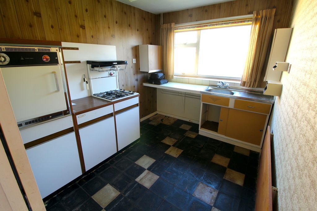 Property photo 2 of 12 Kitchen