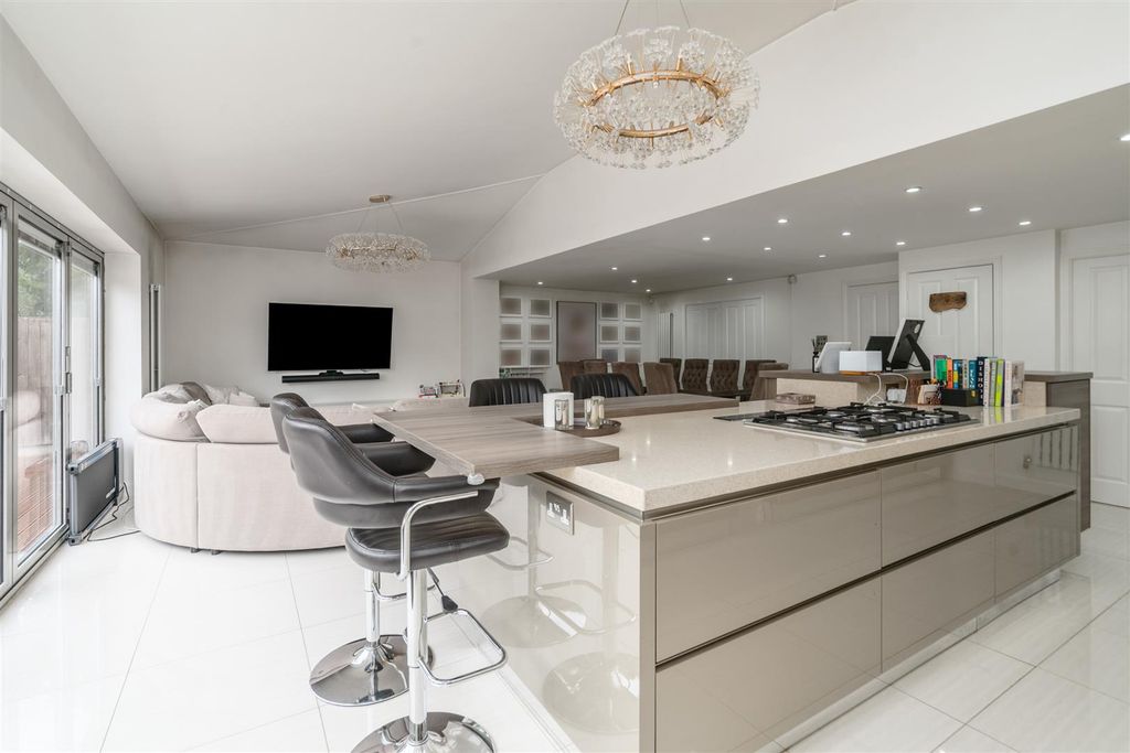 Property photo 3 of 20 47 Radlow Crescent_9.Jpg