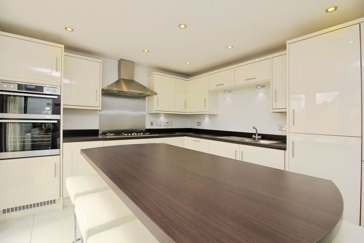 Property photo 2 of 9 Cdc6E172-Kitchen