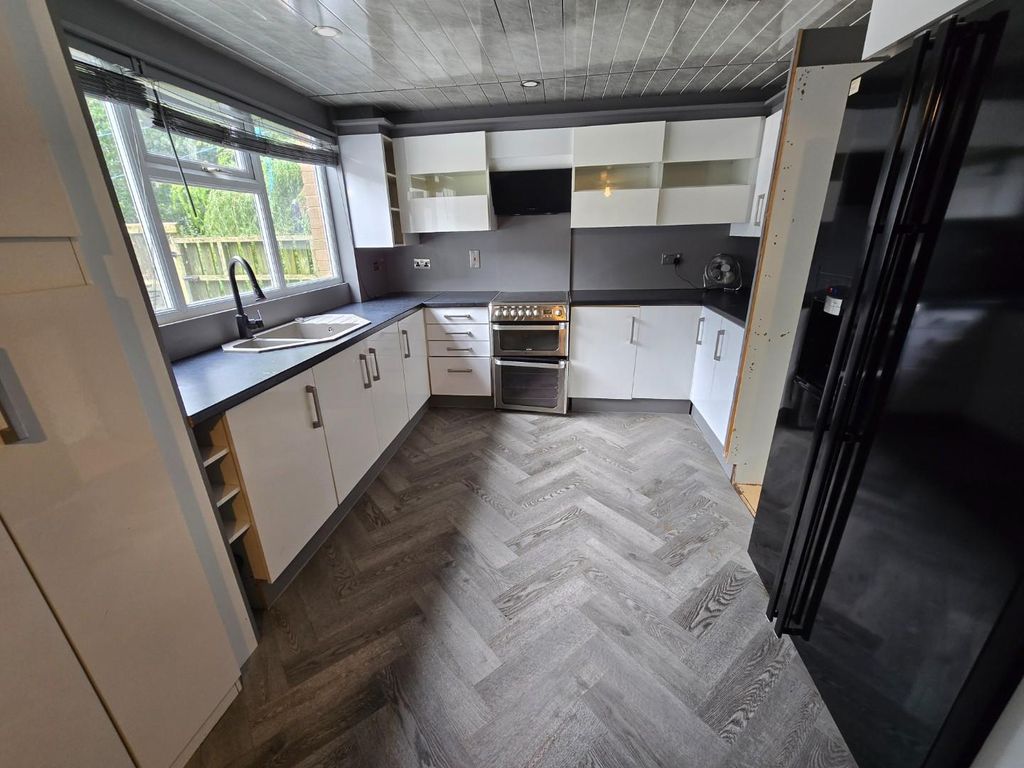 Property photo 3 of 12 Kitchen