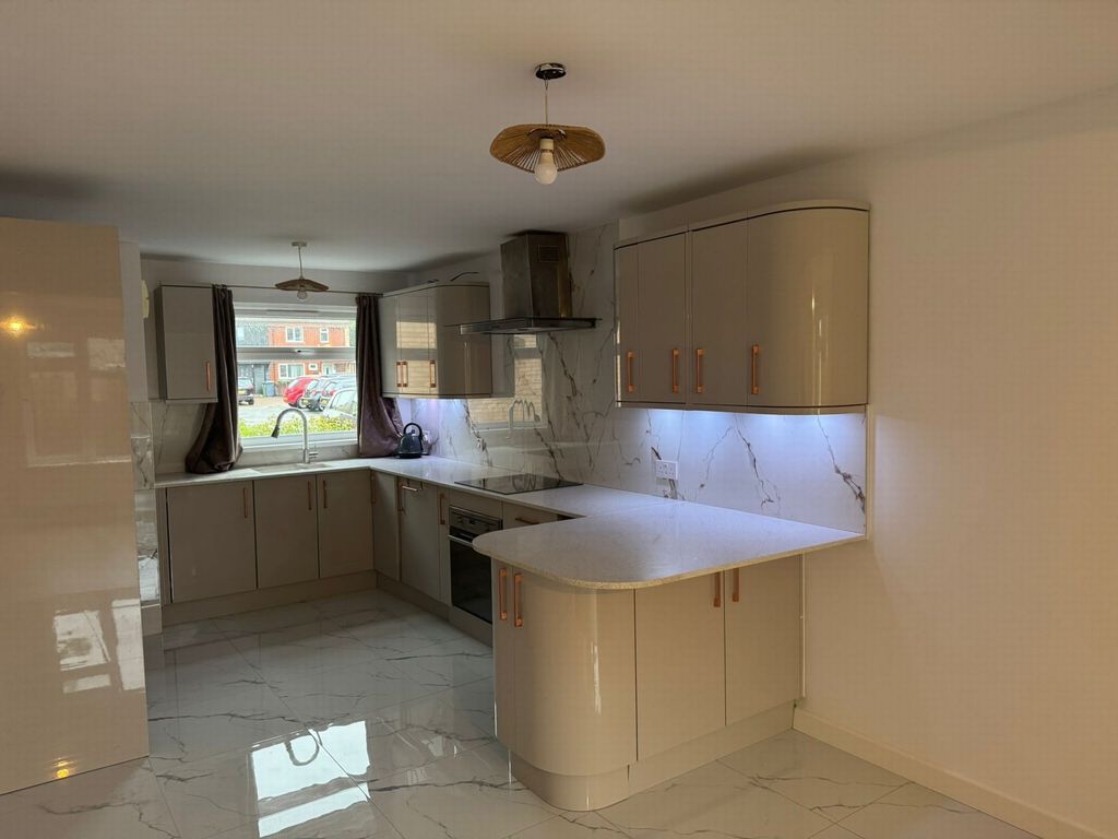 Property photo 3 of 12 Kitchen