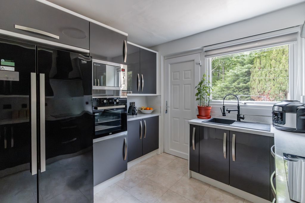 3 bed terraced house for sale60 Forthview Crescent, Edinburgh EH14 photo 4