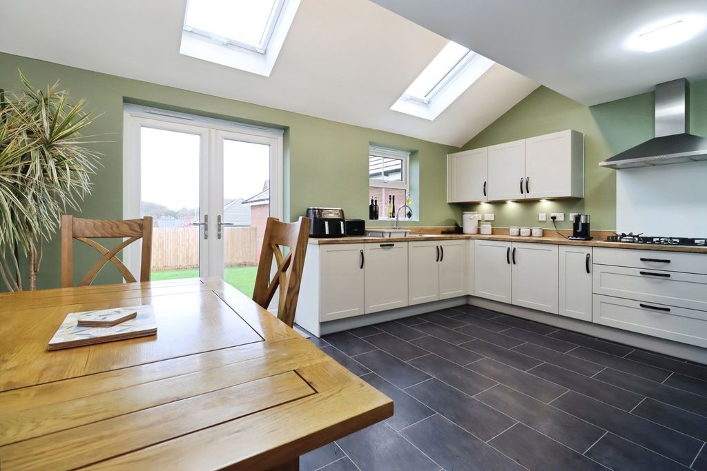 Property photo 3 of 22 Kitchen/Diner