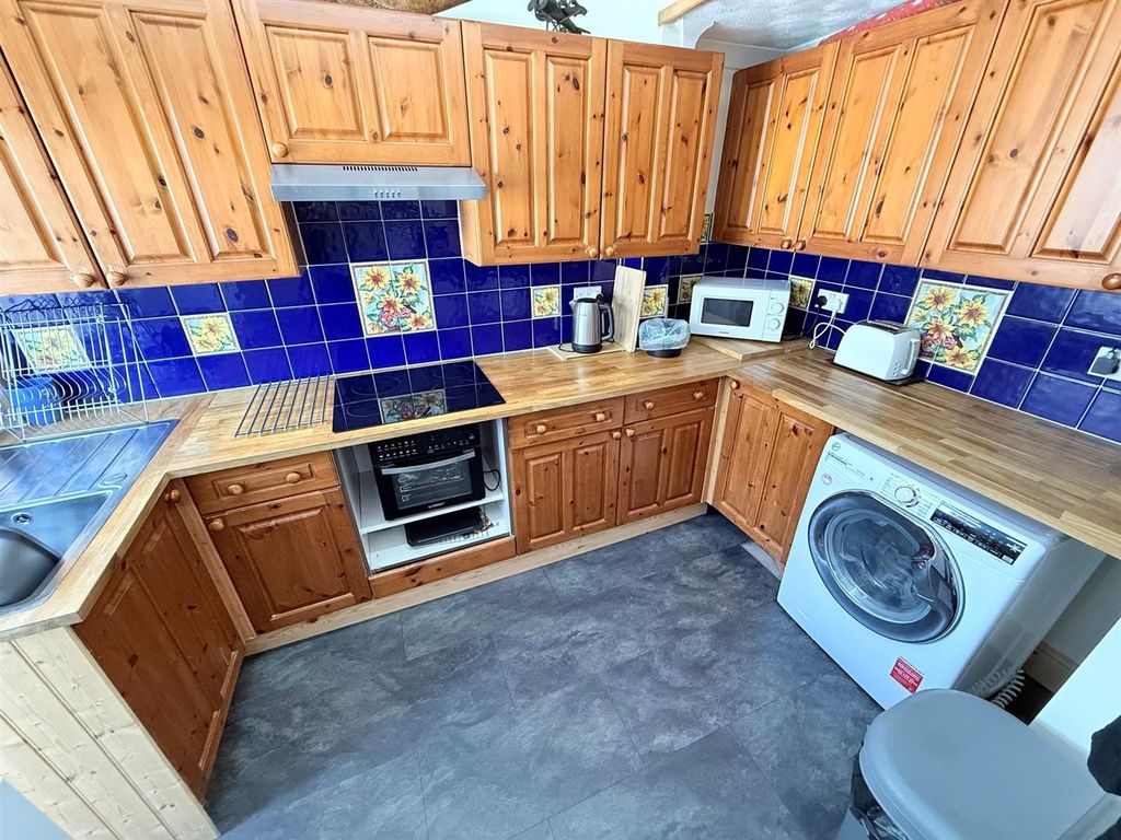 Property photo 3 of 17 Kitchen