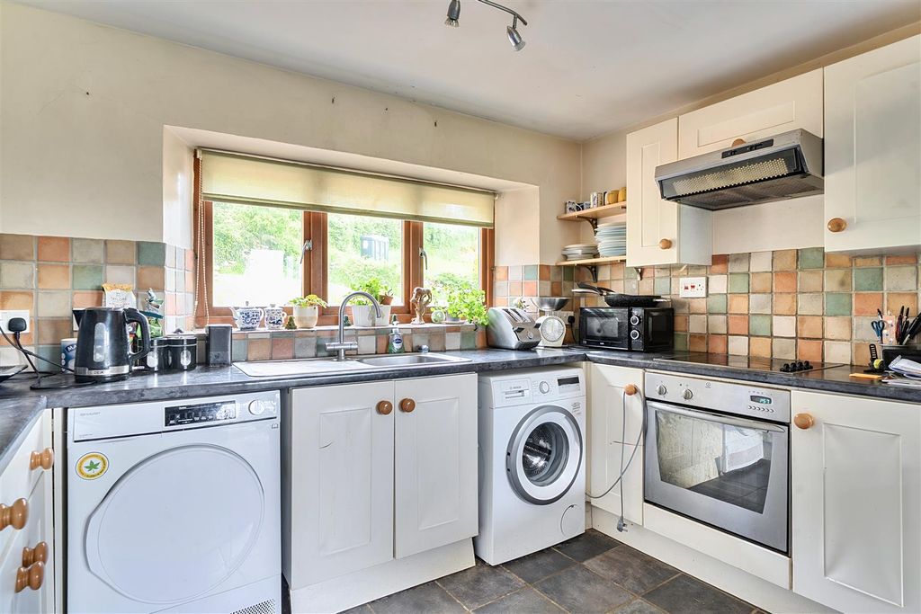 Property photo 3 of 20 Kitchen