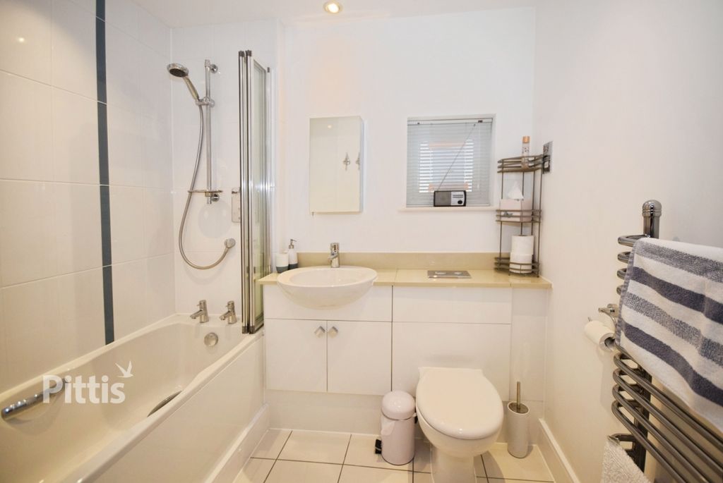 Property photo 3 of 7 Bathroom