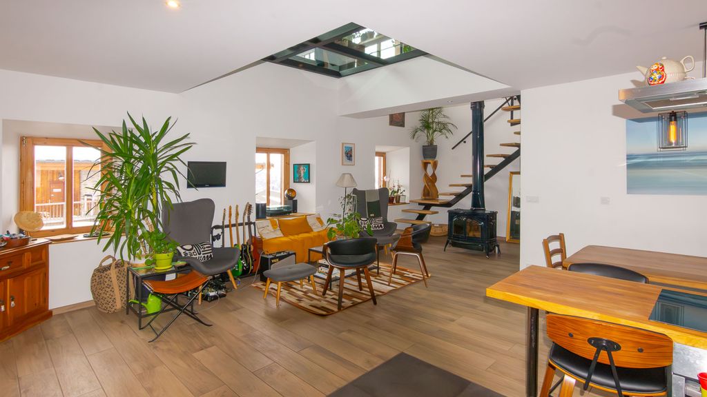 Property photo 2 of 6