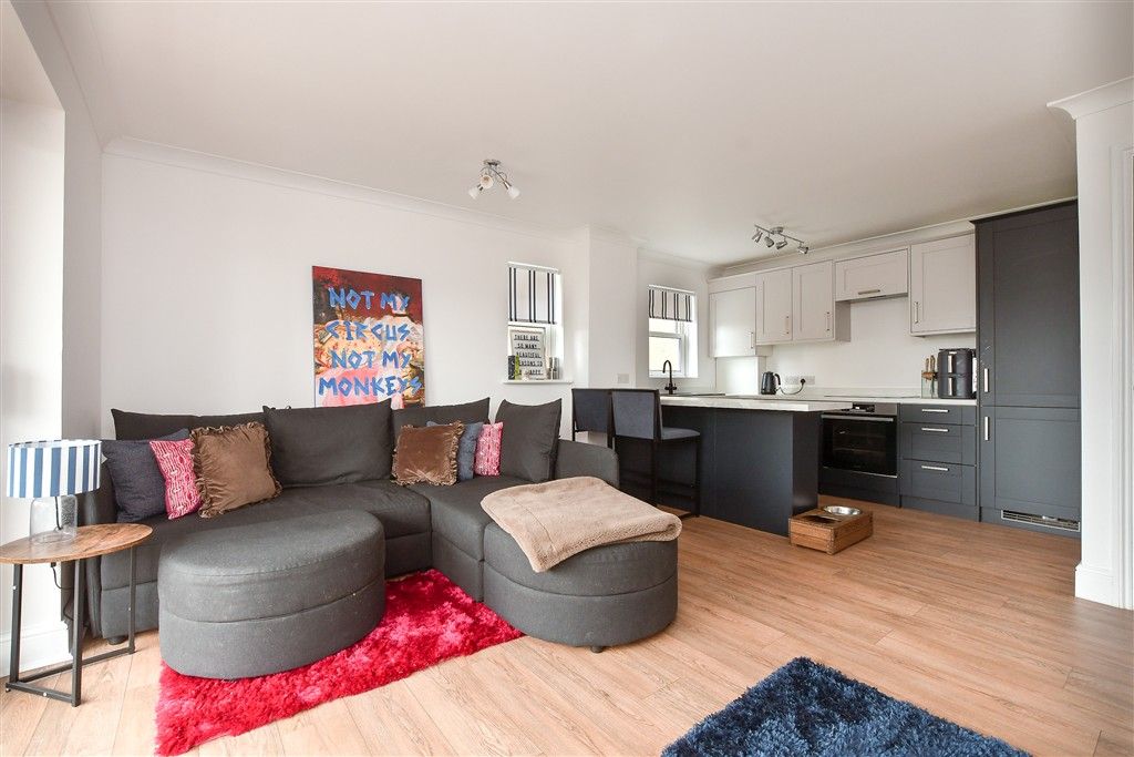 Property photo 2 of 12 Lounge