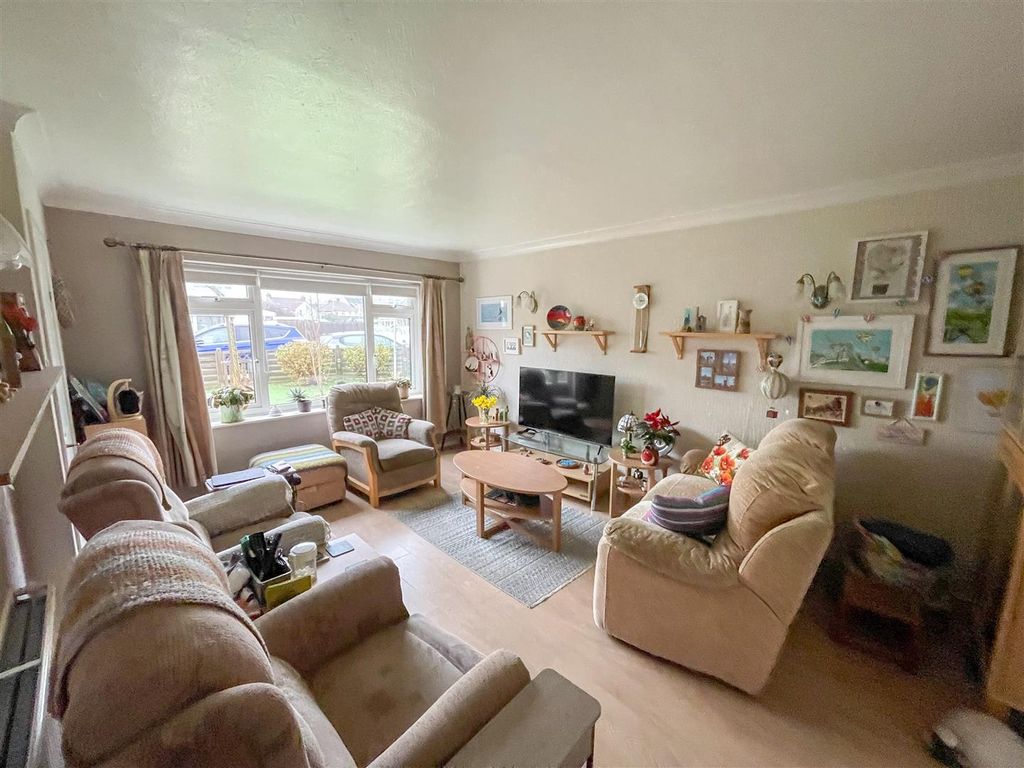 Property photo 2 of 13 Lounge