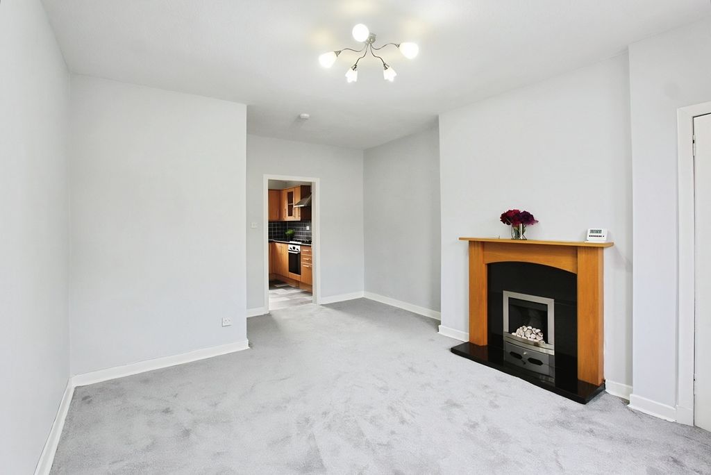 Property photo 3 of 8 Lounge