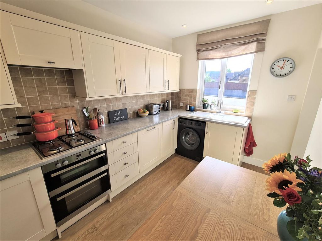 Property photo 3 of 9 Kitchen