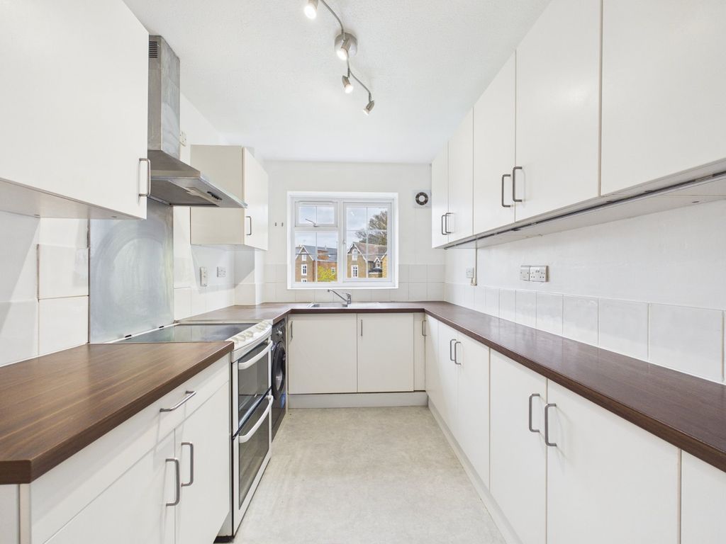 Property photo 3 of 10 Kitchen