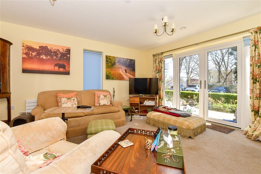 Property photo 2 of 7 Lounge ::