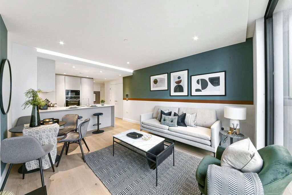 Property photo 3 of 11 Hampton Tower