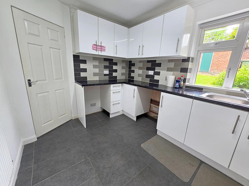 Property photo 3 of 10 Kitchen