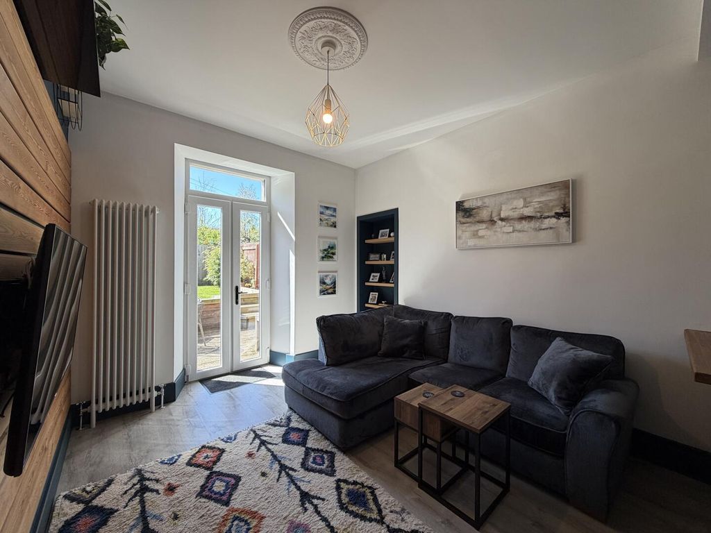 Property photo 3 of 11 Living Room